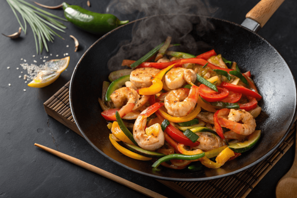 Stir-fried shrimp with vegetables in oil.